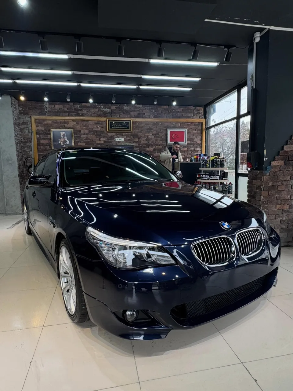 Stüdyo · BMW E60 üzerinde çalışan ekip, atölye ortamı